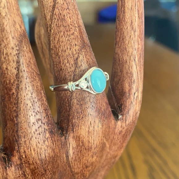 A silver moonstone ring in size 8 - Picture 2 of 4